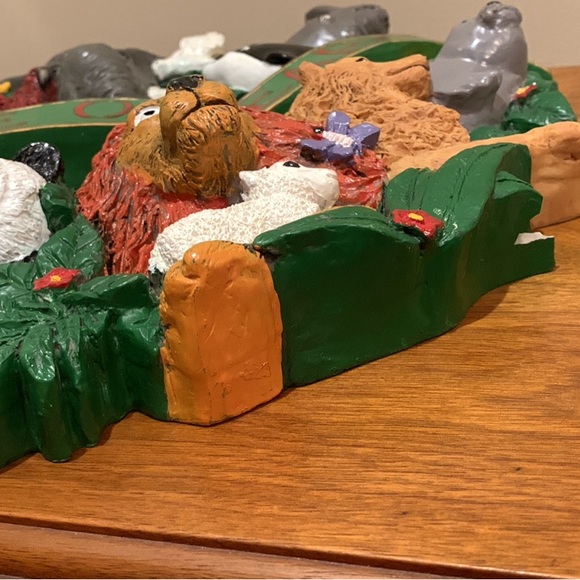 Peace on Earth Resin Wildlife Wreath - Picture 4 of 7